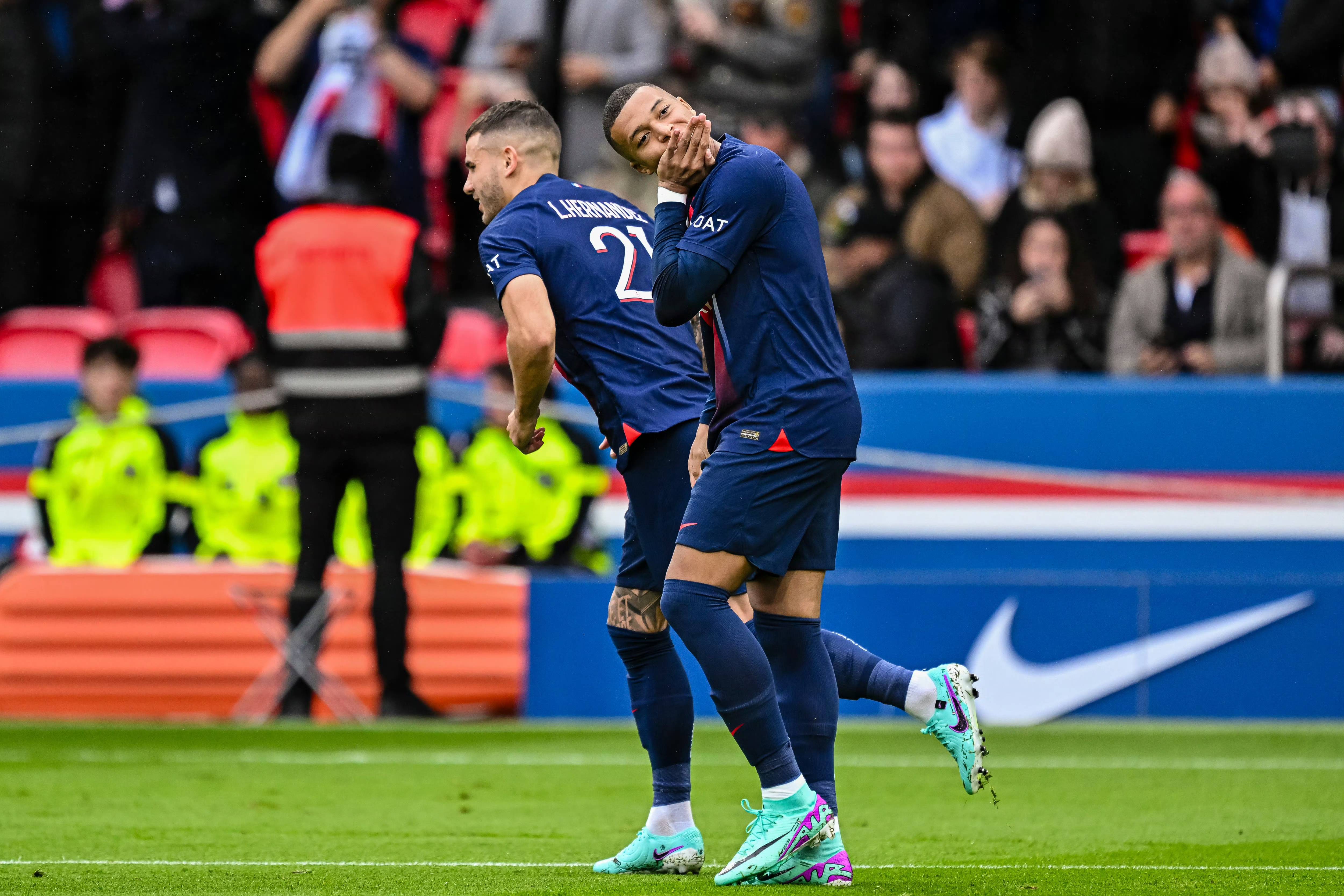 体育直播-姆巴佩迎来二十赛季出色发挥，C9观众热烈欢呼！-体育直播