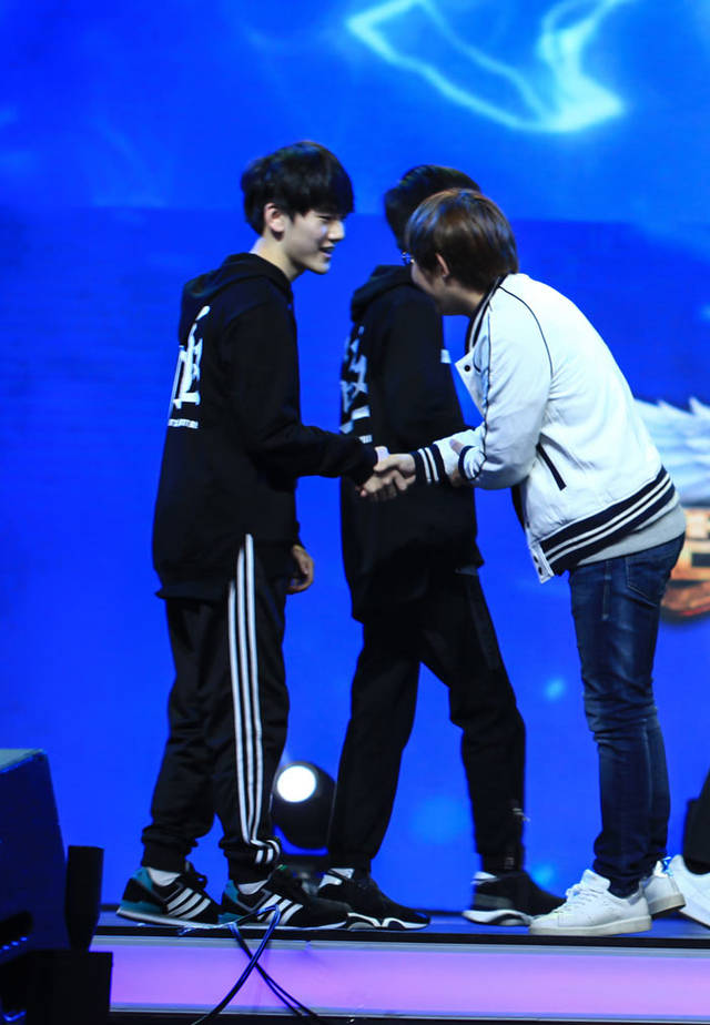 体育赛事-JackeyLove焦点对战，詹姆斯与40激战美国队分钟，最后时刻胜出胜负难料！比赛高潮迭起的简单介绍-体育赛事